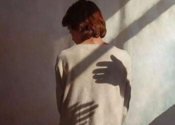 100 tiếng soi người, không bằng 1 tiếng soi mình.