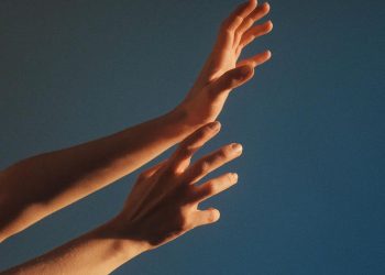 CỐ NẮM, RỒI CỐ BỎ.