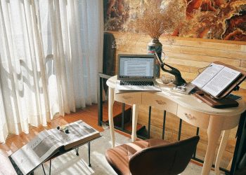 HÃY QUAY LƯNG VỚI NỖI SỢ VÀ ĐI VỀ PHÍA TÌNH YÊU