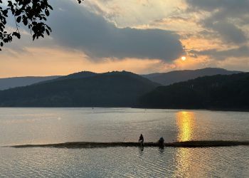 TÌNH YÊU HAY SỰ NGHIỆP???