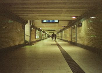 LẼ TỰ NHIÊN, LÒNG TA CHẲNG ĐẶT TRỌN NIỀM TIN VÀO AI