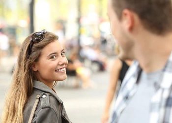 NGHIÊN CỨU: PHỤ NỮ CÓ XU HƯỚNG HÀO PHÓNG HƠN VỚI ĐÀN ÔNG ĐẸP TRAI