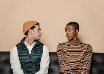 DÀNH TÌNH YÊU CHO MỘT NGƯỜI KHÔNG TIN RẰNG HỌ XỨNG ĐÁNG ĐƯỢC YÊU